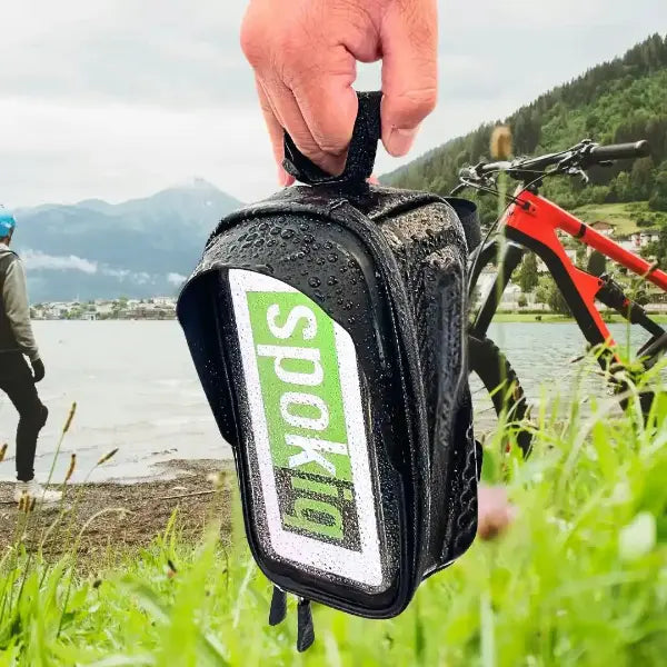 Sacoche vélo étanche Spokiq avec poignée de transport pratique sous la pluie.