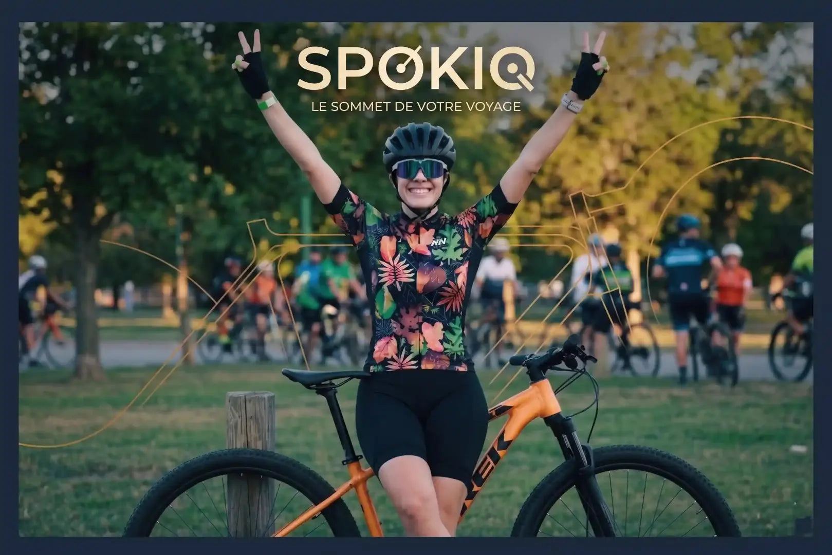 Femme cycliste souriante avec vélo orange et logo Spokiq - Le sommet de votre voyage.